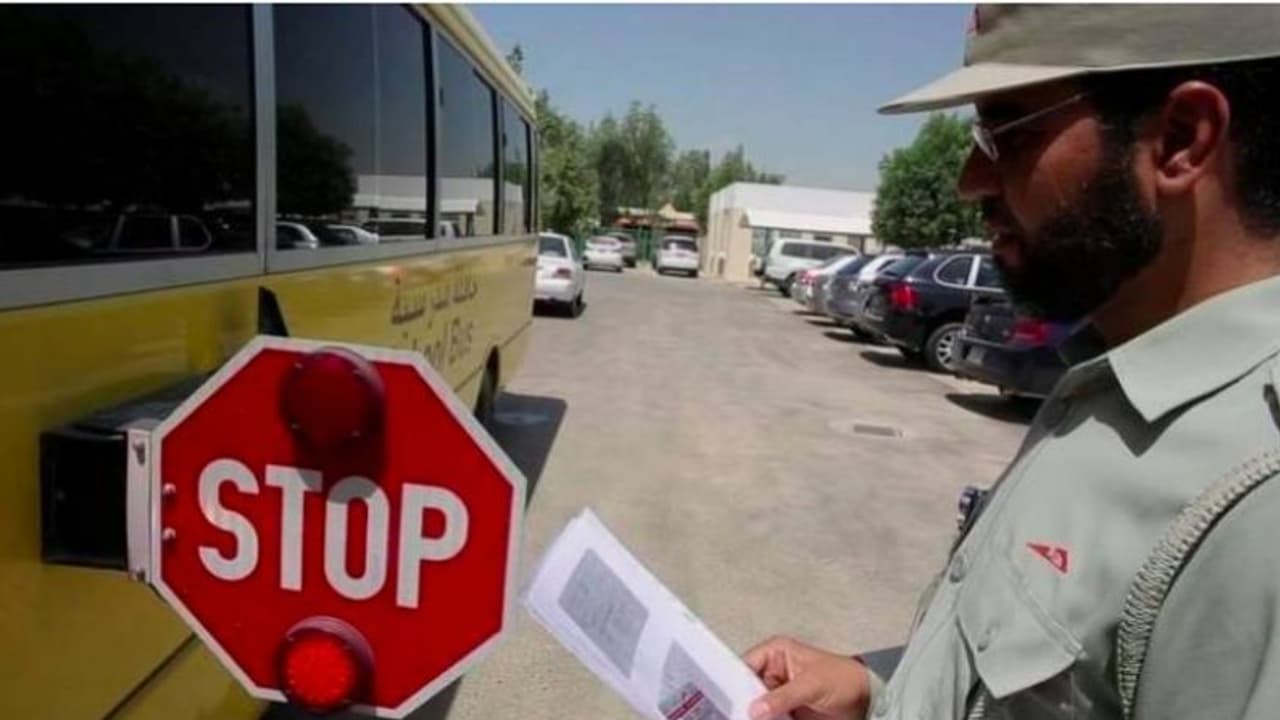 യുഎഇയില് സ്കൂള് ബസുകളുടെ സ്റ്റോപ്പ് സൈന് അവഗണിച്ചാല് 1000 ദിര്ഹം പിഴ യുഎഇയില് സ്കൂള് ബസുകളുടെ സ്റ്റോപ്പ് സൈന് അവഗണിച്ചാല് 1000 ദിര്ഹം പിഴ