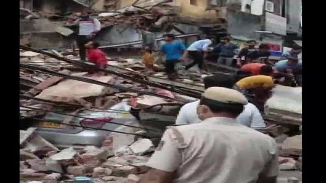 కర్ణాటక: భారీ వర్షాలకు బెళగావిలో కుప్పకూలిన ఇల్లు.. ఏడుగురి దుర్మరణం, మృతుల్లో చిన్నారులు కర్ణాటక: భారీ వర్షాలకు బెళగావిలో కుప్పకూలిన ఇల్లు.. ఏడుగురి దుర్మరణం, మృతుల్లో చిన్నారులు