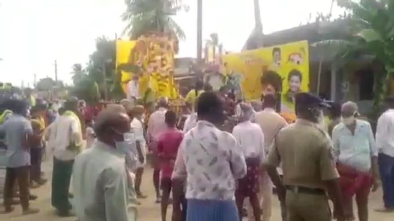 వైసిపి వినాయకుడికి అన్ని అనుమతులు... టిడిపి గణపయ్యకేనా ఆంక్షలన్నీ?: పోలీసులపై సీరియస్ (వీడియో)