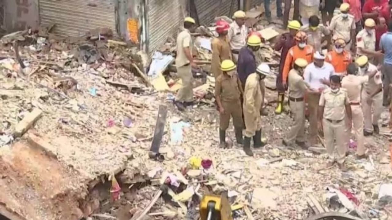 నిర్మాణంలో ఉన్న భవనం కూలి.. ఇద్దరు చిన్నారులు మృతి