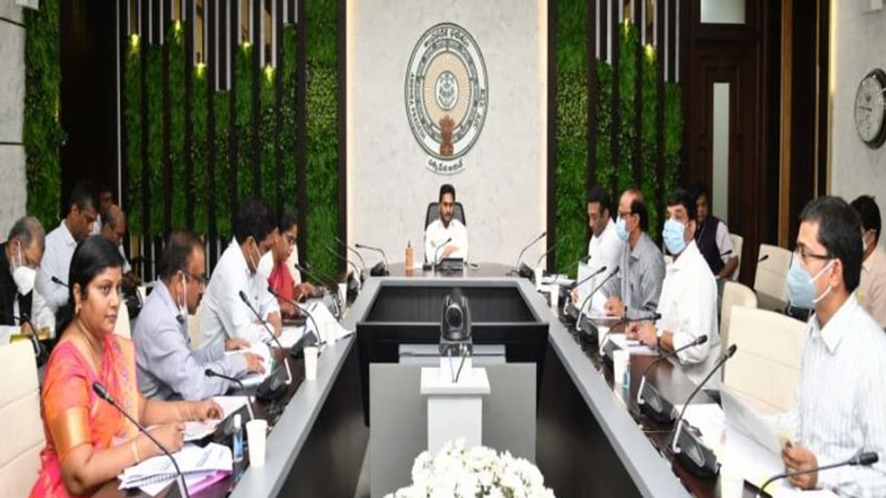 జనంలోకి జగన్.. డిసెంబర్ నుంచి జిల్లాల టూర్, గ్రామ సచివాలయాల తనిఖీ