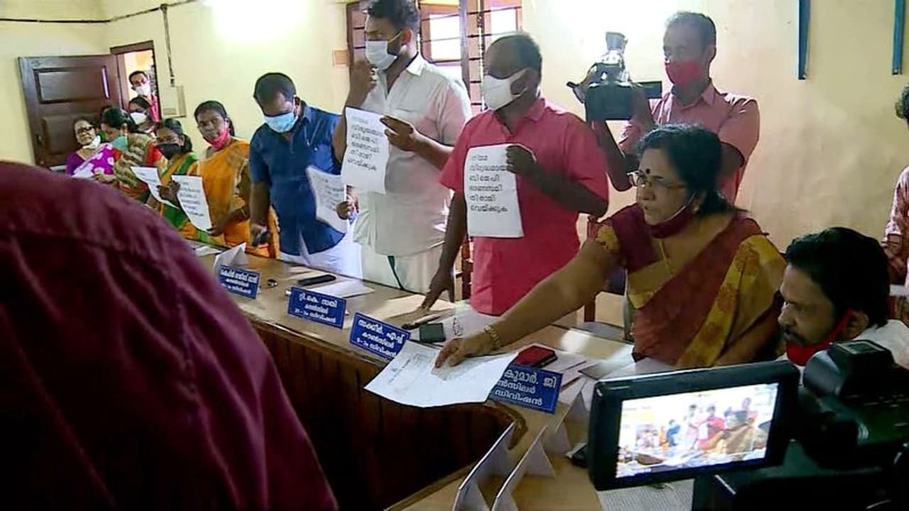 കൗണ്‍സില്‍ ചേരുന്നത് നിയമവിരുദ്ധം; ബിജെപി ഭരണത്തിലുള്ള പന്തളം നഗരസഭയില്‍ പ്രതിപക്ഷ ബഹളം