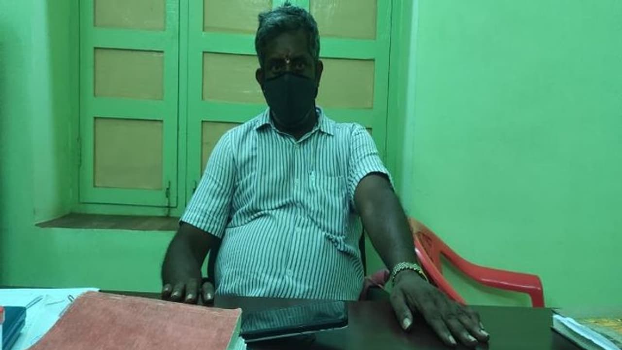 అమరావతిలో దారుణం... ప్రభుత్వ అధికారిపై వైసిపి నేత దాడి (వీడియో) అమరావతిలో దారుణం... ప్రభుత్వ అధికారిపై వైసిపి నేత దాడి (వీడియో)