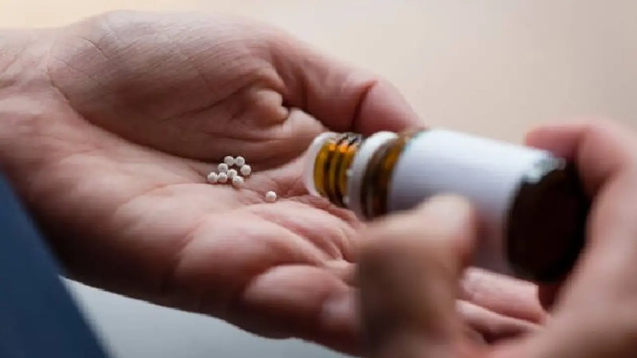 ആർസനിക് ആൽബം കൊവിഡിനെതിരെ ഫലപ്രദമോ; പോരടിച്ച് ഹോമിയോ മോഡേൺ മെഡിസിൻ ഡോക്ടർമാർ ആർസനിക് ആൽബം കൊവിഡിനെതിരെ ഫലപ്രദമോ; പോരടിച്ച് ഹോമിയോ മോഡേൺ മെഡിസിൻ ഡോക്ടർമാർ