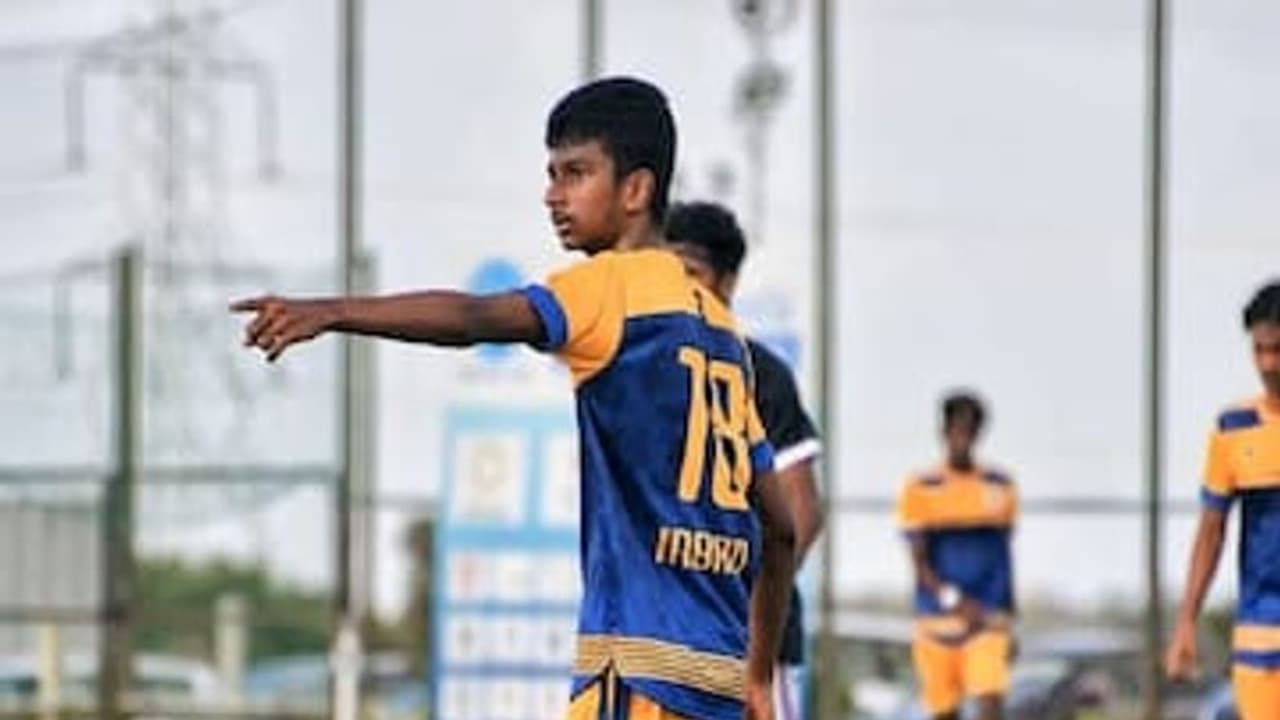 கால்பந்து போட்டியில் கலக்கும் முதல்வர் ஸ்டாலின் பேரன்... போட்டியில் பங்கேற்க விமானத்தில் புறப்பட்டார். கால்பந்து போட்டியில் கலக்கும் முதல்வர் ஸ்டாலின் பேரன்... போட்டியில் பங்கேற்க விமானத்தில் புறப்பட்டார்.