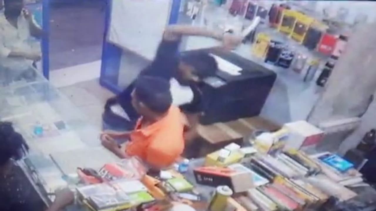 തിരുവനന്തപുരം പള്ളിപ്പുറത്ത് ഇതര സംസ്ഥാന തൊഴിലാളിക്ക് കുത്തേറ്റു തിരുവനന്തപുരം പള്ളിപ്പുറത്ത് ഇതര സംസ്ഥാന തൊഴിലാളിക്ക് കുത്തേറ്റു