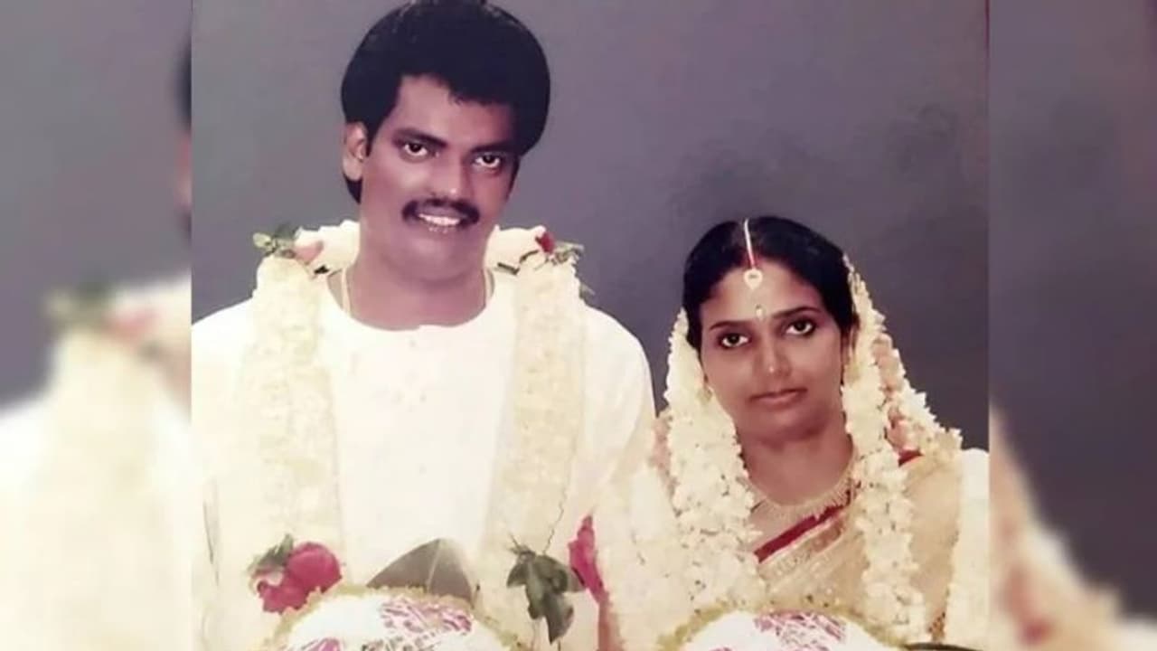 'ഈ മുഹൂർത്തത്തിന് 25 വയസ്സ്'; വിവാഹവാർഷിക ദിനത്തില് സലീം കുമാർ, ആശംസുമായി ആരാധകരും 'ഈ മുഹൂർത്തത്തിന് 25 വയസ്സ്'; വിവാഹവാർഷിക ദിനത്തില് സലീം കുമാർ, ആശംസുമായി ആരാധകരും