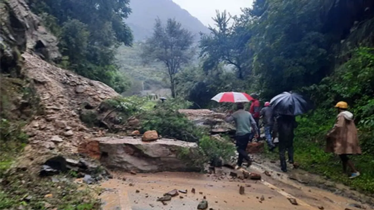लगातार landslide से डेंजर जोन में बदला चार धाम का रास्ता; कभी भी भरभराकर गिर जाती हैं कमजोर पहाड़ियां लगातार landslide से डेंजर जोन में बदला चार धाम का रास्ता; कभी भी भरभराकर गिर जाती हैं कमजोर पहाड़ियां