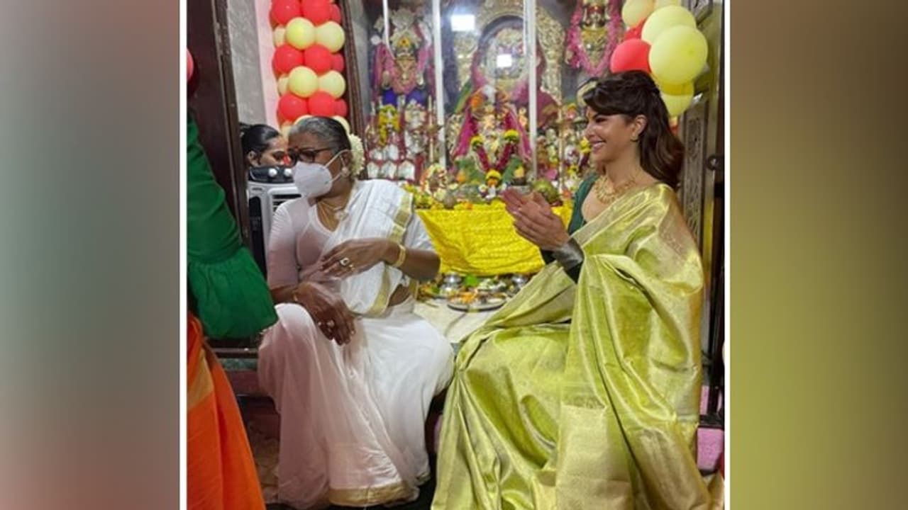 Jacqueline Fernandez in saree celebrates Ganesh festival with Kinnar Trust Jacqueline Fernandez in saree celebrates Ganesh festival with Kinnar Trust