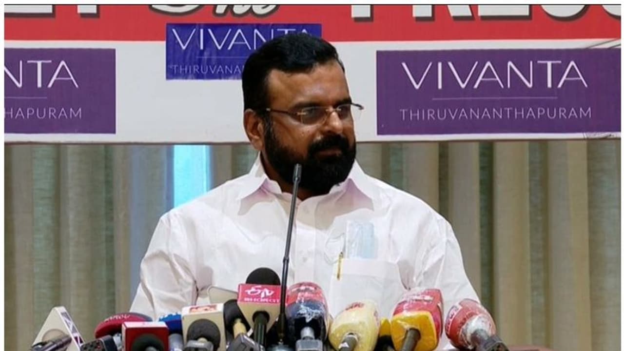 'പിന്നില് നിന്ന് കുത്തേറ്റ് മരിക്കാന് തയ്യാറല്ല'; കെ പി അനില്കുമാര് കോണ്ഗ്രസ് വിട്ടു 'പിന്നില് നിന്ന് കുത്തേറ്റ് മരിക്കാന് തയ്യാറല്ല'; കെ പി അനില്കുമാര് കോണ്ഗ്രസ് വിട്ടു