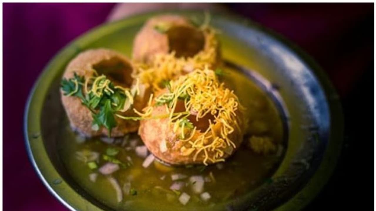 ഉപഭോക്താക്കൾക്ക് 'ഫ്രീ'യായി പാനിപൂരി നൽകി ഒരു തെരുവോര കച്ചവടക്കാരൻ ഉപഭോക്താക്കൾക്ക് 'ഫ്രീ'യായി പാനിപൂരി നൽകി ഒരു തെരുവോര കച്ചവടക്കാരൻ