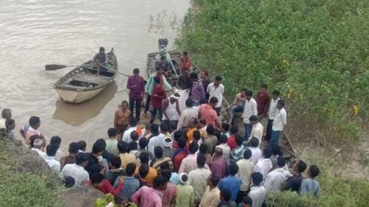 महाराष्ट्र के अमरावती में बड़ा हादसा: नदी में नाव पलटने से एक ही परिवार के 11 लोगों की मौत, 8 लापता महाराष्ट्र के अमरावती में बड़ा हादसा: नदी में नाव पलटने से एक ही परिवार के 11 लोगों की मौत, 8 लापता