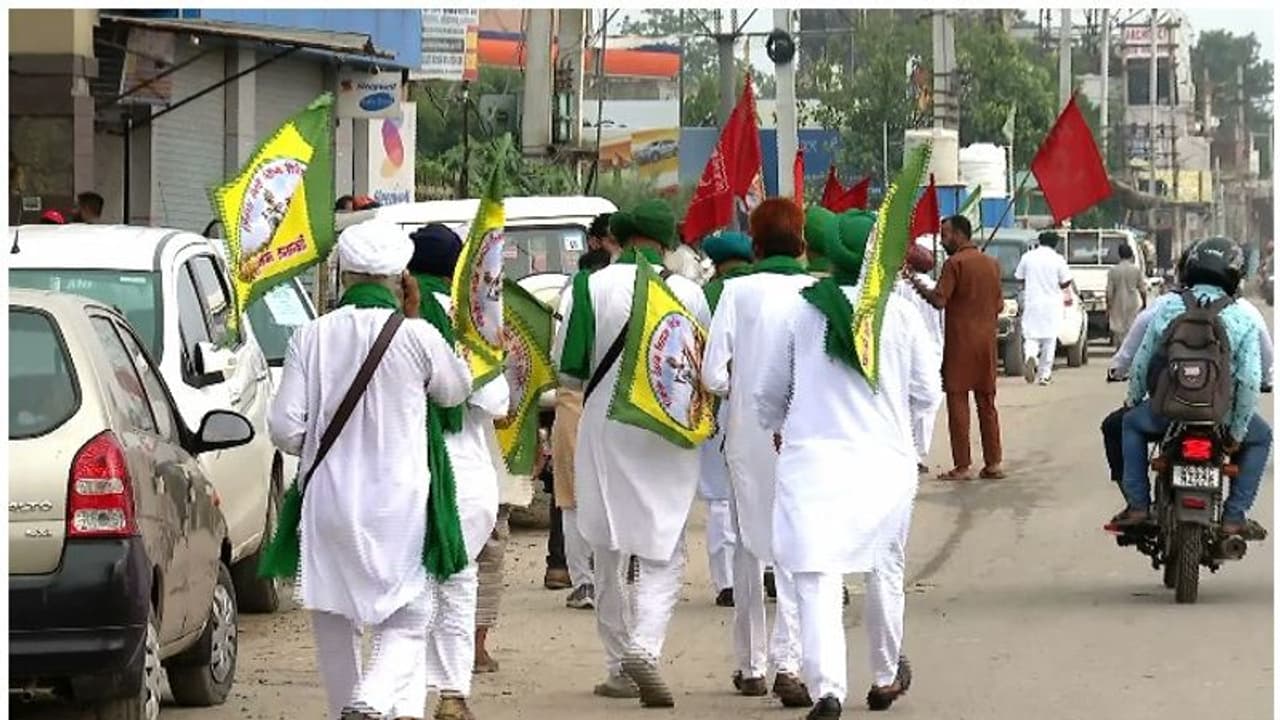 किसानों ने केंद्रीय मंत्री और यूपी के डिप्टी सीएम के लिए बने हेलीपैड पर जमाया कब्जा, हाथों में काले झंड़े किसानों ने केंद्रीय मंत्री और यूपी के डिप्टी सीएम के लिए बने हेलीपैड पर जमाया कब्जा, हाथों में काले झंड़े