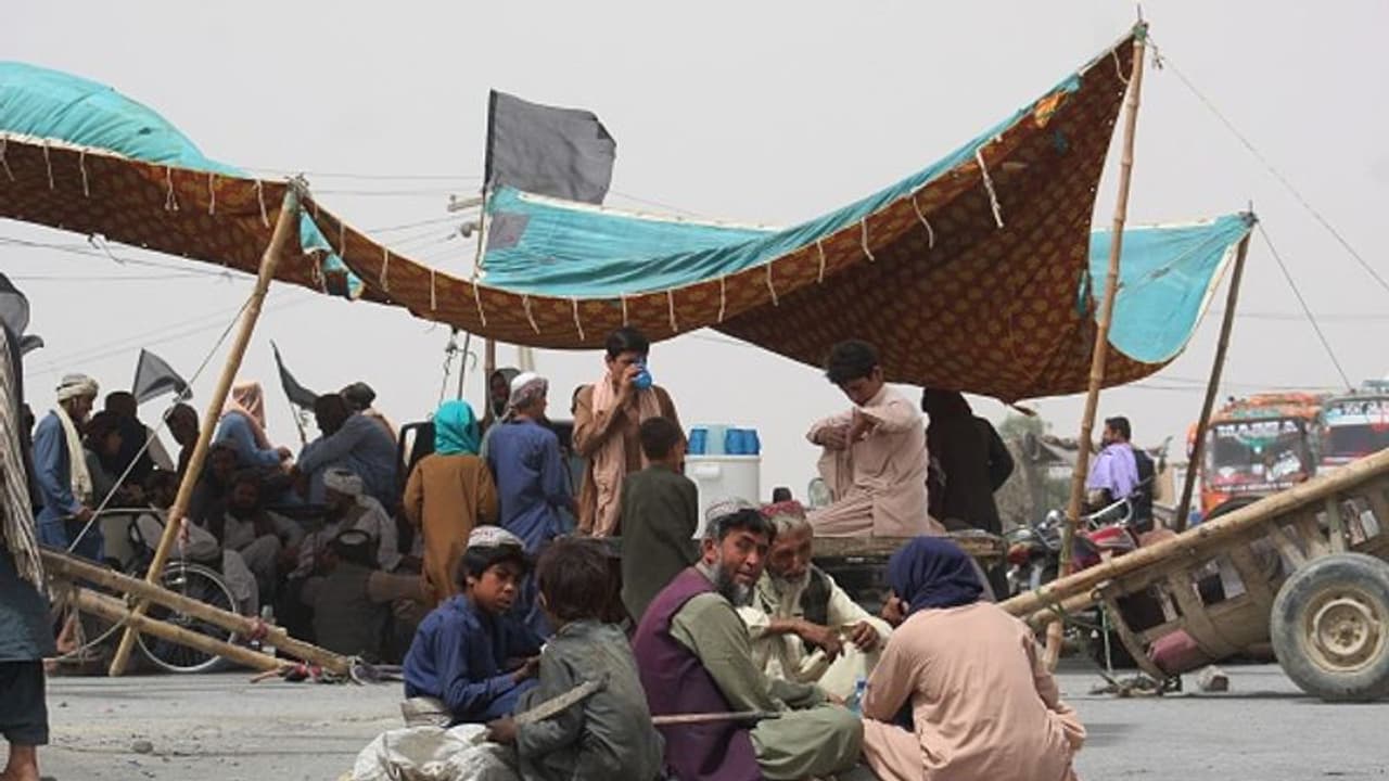 Afghan Crisis: তালিবান রাজত্বে চরম আর্থিক সংকট, ঘটিবাটি বিক্রি করে দেশ ছাড়তে মরিয়া আফগানরা Afghan Crisis: তালিবান রাজত্বে চরম আর্থিক সংকট, ঘটিবাটি বিক্রি করে দেশ ছাড়তে মরিয়া আফগানরা