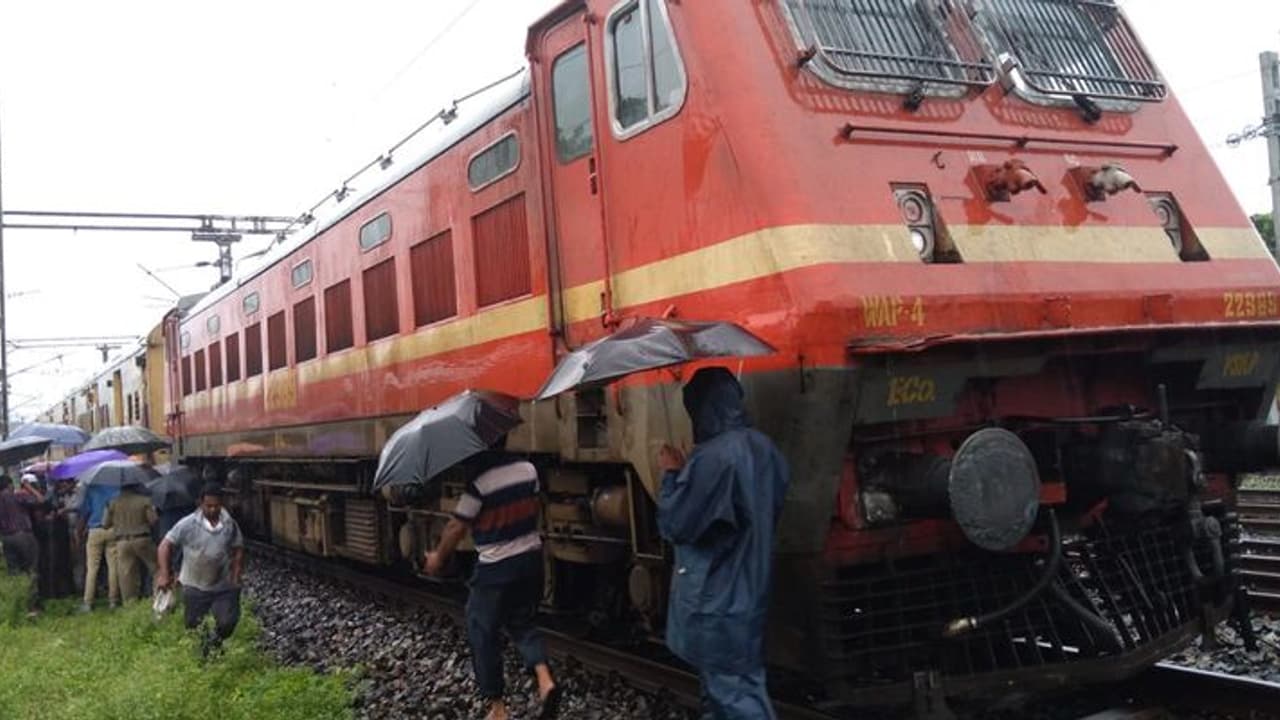 সাঁতরাগাছিতে ট্রলির সঙ্গে ধাক্কা, বড় দুর্ঘটনা এড়াল হাওড়া সেকেন্দ্রবাদ স্পেশাল