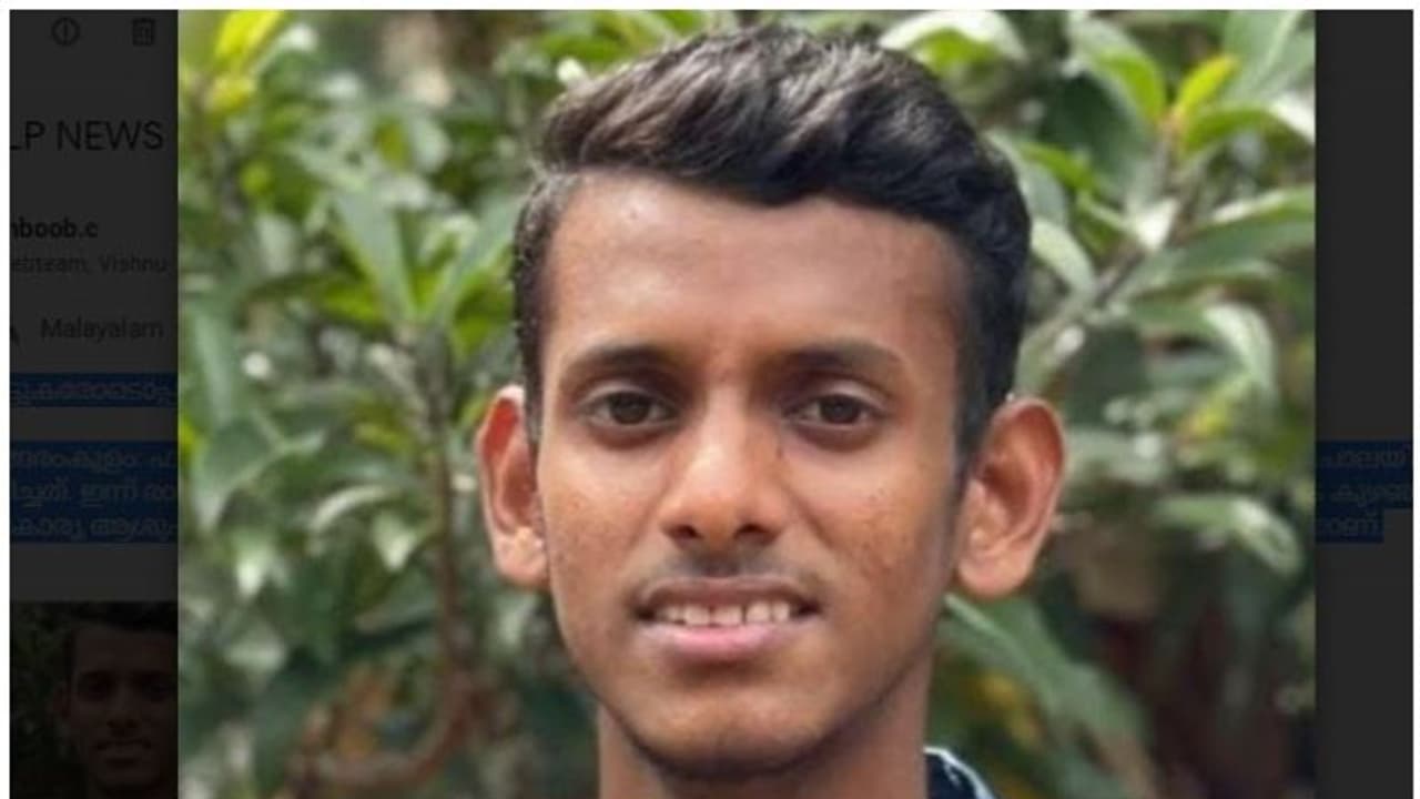 കൂട്ടുകാരോടൊപ്പം ഫുട്ബോള് കളിക്കിടെ 18കാരന് കുഴഞ്ഞുവീണു മരിച്ചു കൂട്ടുകാരോടൊപ്പം ഫുട്ബോള് കളിക്കിടെ 18കാരന് കുഴഞ്ഞുവീണു മരിച്ചു