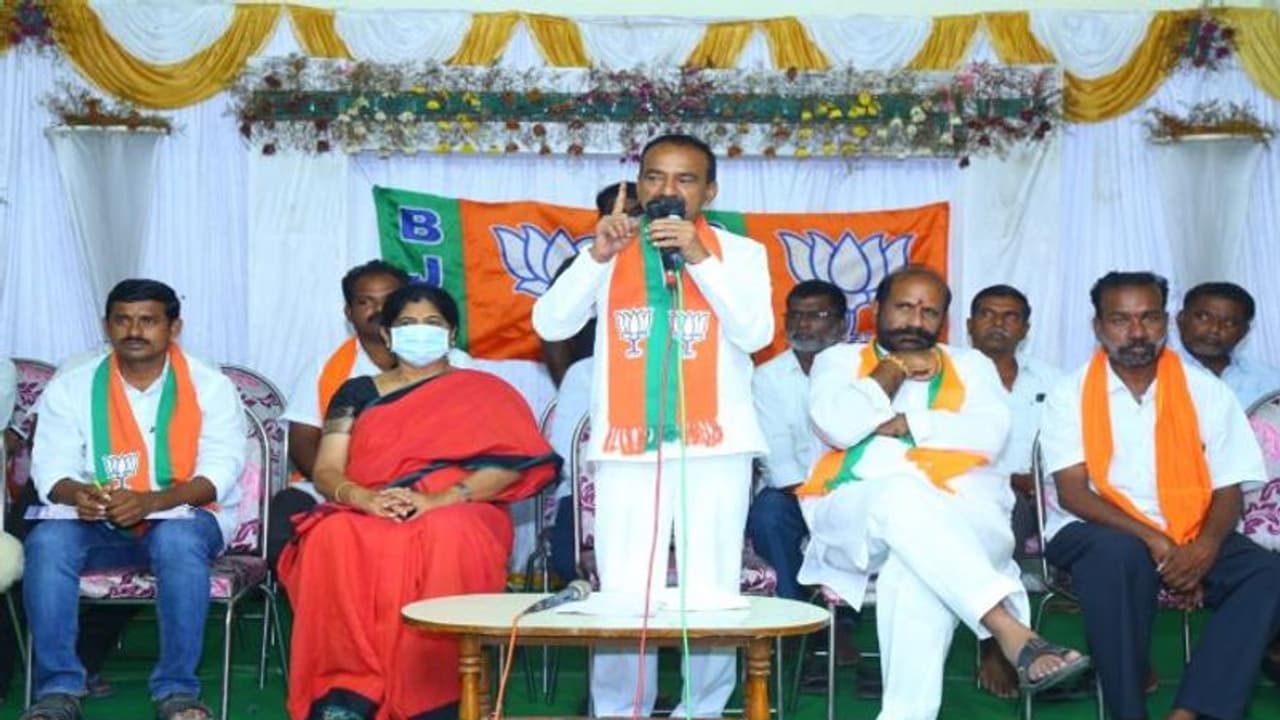 Huzurabad Bypoll: దూకుడు పెంచిన ఈటల... బిజెపిలోకి భారీగా చేరికలు Huzurabad Bypoll: దూకుడు పెంచిన ఈటల... బిజెపిలోకి భారీగా చేరికలు