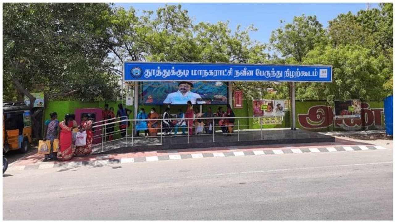 இந்த தகர ஷீட்டுக்கும் ஸ்டீல் ராடுக்கும் ரூ1.54 கோடி செலவா..? கனிமொழியால் ஷாக்காகி போன காயத்ரி