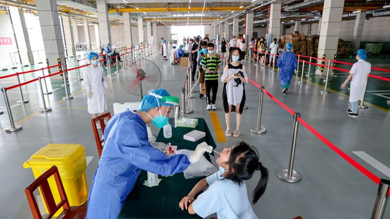 china lockdown: சீனாவை மிரட்டும் கொரோனா: ஷாங்காய் நகரில் ஒரேநாளில் 23 ஆயிரம் பேருக்கு தொற்று china lockdown: சீனாவை மிரட்டும் கொரோனா: ஷாங்காய் நகரில் ஒரேநாளில் 23 ஆயிரம் பேருக்கு தொற்று