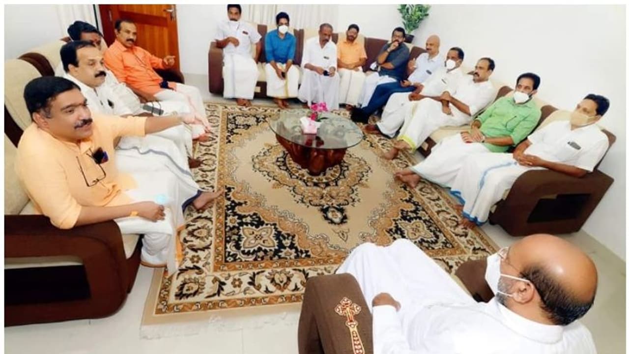 പാലാ ബിഷപ്പിന് പിന്തുണയുമായി ബിജെപി നേതാക്കള് താമരശ്ശേരി ബിഷപ്പുമായി കൂടിക്കാഴ്ച നടത്തി പാലാ ബിഷപ്പിന് പിന്തുണയുമായി ബിജെപി നേതാക്കള് താമരശ്ശേരി ബിഷപ്പുമായി കൂടിക്കാഴ്ച നടത്തി