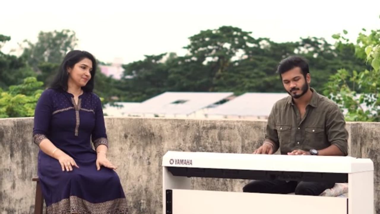 'തീരമേ..' ഗാനത്തിൻ്റെ കവർ വേർഷനുമായി ഗായിക വിനിതയും മകൻ അശ്വതും 'തീരമേ..' ഗാനത്തിൻ്റെ കവർ വേർഷനുമായി ഗായിക വിനിതയും മകൻ അശ്വതും