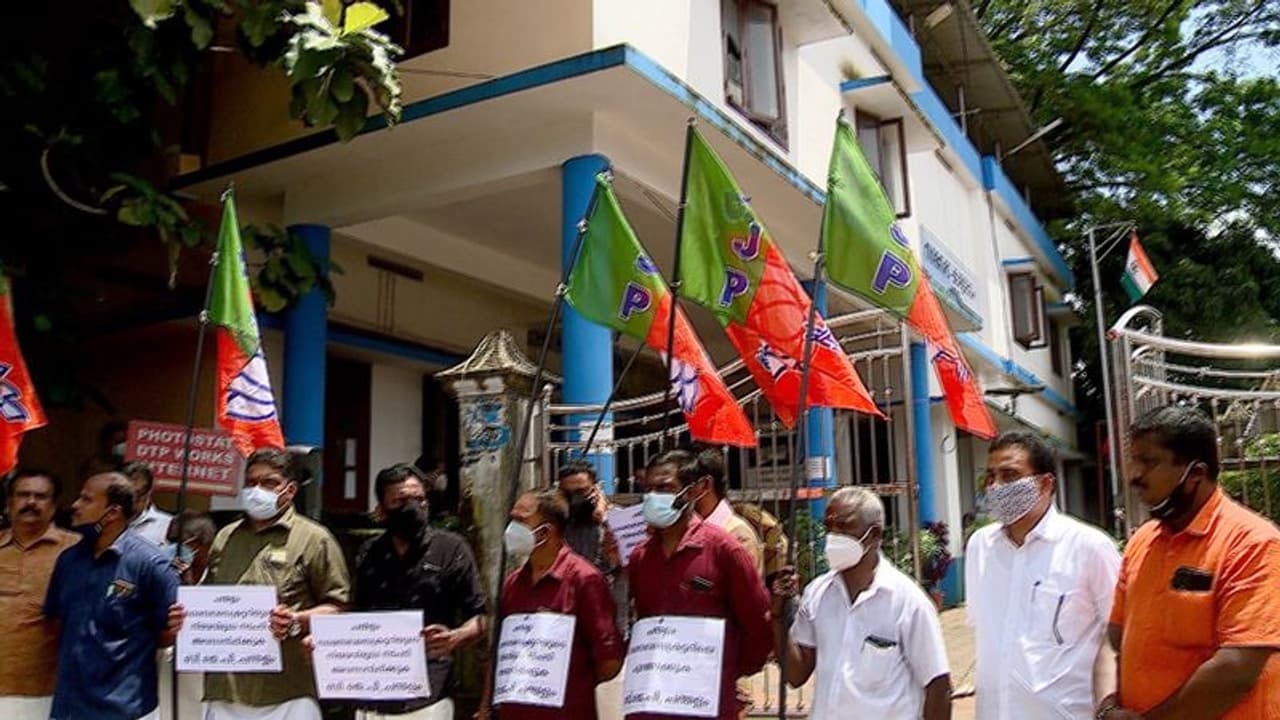 'കത്തിന് പിന്നില് സിപിഎം'; പന്തളം നഗരസഭയില് സെക്രട്ടറിക്കെിരെ സമരം കടുപ്പിച്ച് ബിജെപി 'കത്തിന് പിന്നില് സിപിഎം'; പന്തളം നഗരസഭയില് സെക്രട്ടറിക്കെിരെ സമരം കടുപ്പിച്ച് ബിജെപി