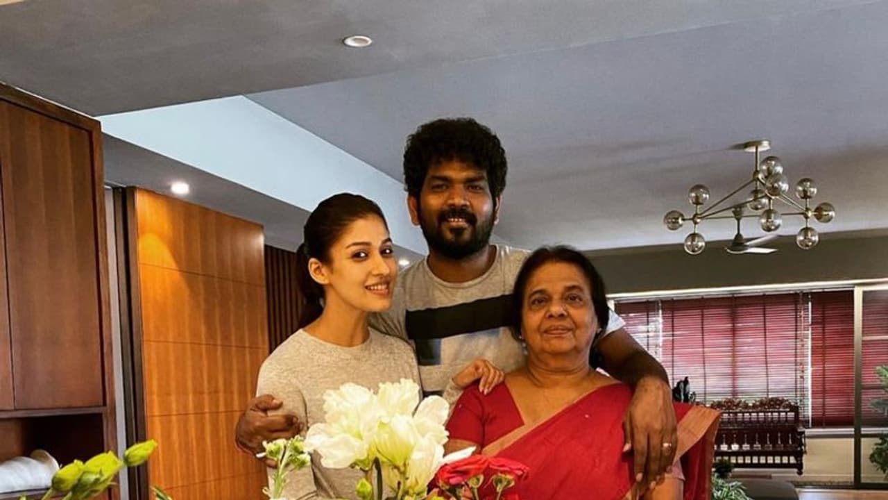 కాబోయే అల్లుడితో కలిసి బర్త్ డే సెలబ్రేట్ చేసుకున్న నయనతార తల్లి! కాబోయే అల్లుడితో కలిసి బర్త్ డే సెలబ్రేట్ చేసుకున్న నయనతార తల్లి!