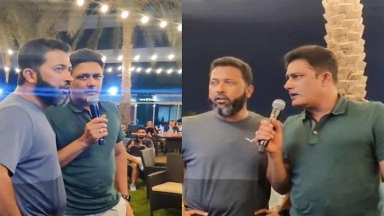 कभी अलविदा ना कहना: दिग्गज खिलाड़ी Anil Kumble ने गाया रोमांटिक गाना, फैंस बोले टोनी कक्कड़ का करियर खत्म कर दो कभी अलविदा ना कहना: दिग्गज खिलाड़ी Anil Kumble ने गाया रोमांटिक गाना, फैंस बोले टोनी कक्कड़ का करियर खत्म कर दो