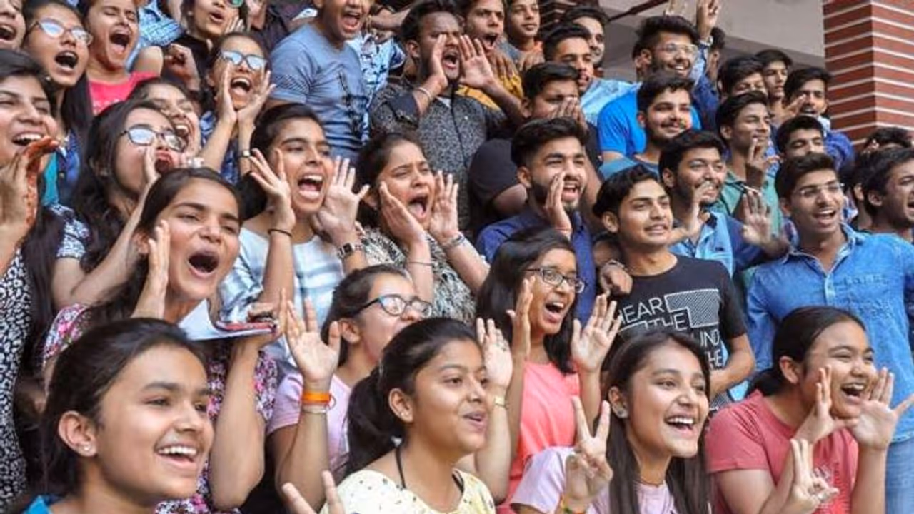 JEE Main Toppers 2022: 24 स्टूडेंट्स को मिले 300 में से 300 स्कोर, आंध्रप्रदेश तेलंगाना से सबसे ज्यादा टॉपर JEE Main Toppers 2022: 24 स्टूडेंट्स को मिले 300 में से 300 स्कोर, आंध्रप्रदेश तेलंगाना से सबसे ज्यादा टॉपर
