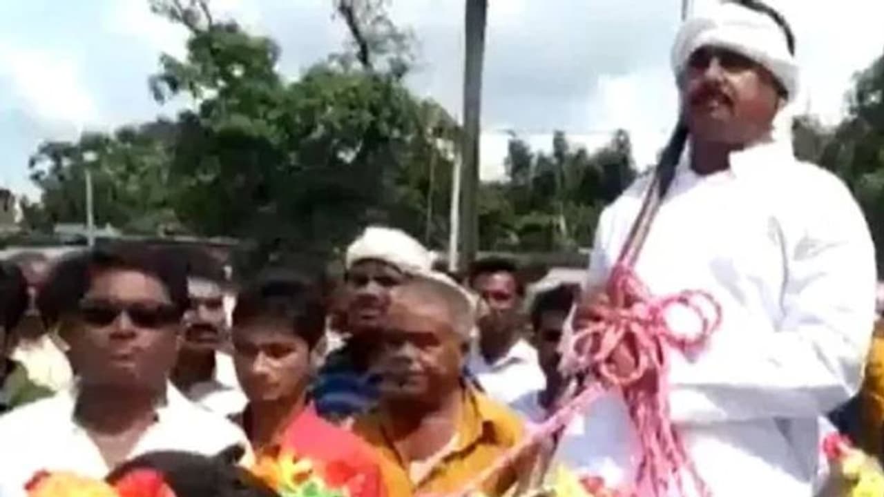 പെട്രോൾ, ഡീസൽ വില താങ്ങാൻ വയ്യ, സ്ഥാനാർത്ഥി നാമനിർദ്ദേശ പത്രിക സമർപ്പിക്കാനെത്തിയത് പോത്തിന്റെ പുറത്ത് പെട്രോൾ, ഡീസൽ വില താങ്ങാൻ വയ്യ, സ്ഥാനാർത്ഥി നാമനിർദ്ദേശ പത്രിക സമർപ്പിക്കാനെത്തിയത് പോത്തിന്റെ പുറത്ത്