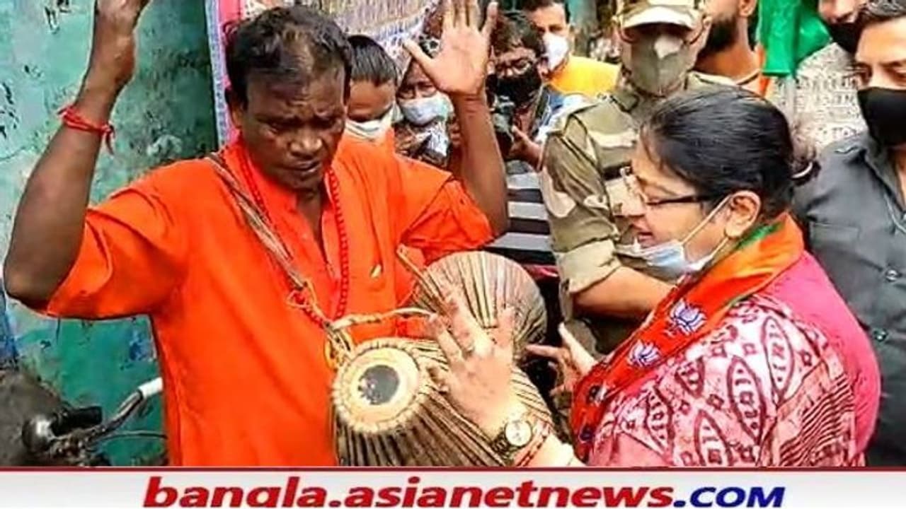 আজ ভবানীপুরে প্রচারের মাঝে খোল করতালে মাতলেন প্রিয়াঙ্কা, দেখেই মমতার স্লোগান তুলল TMC আজ ভবানীপুরে প্রচারের মাঝে খোল করতালে মাতলেন প্রিয়াঙ্কা, দেখেই মমতার স্লোগান তুলল TMC