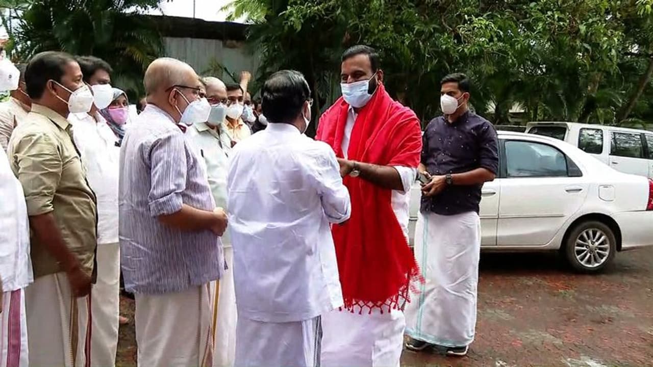 സിപിഎം ഏൽപിക്കുന്ന ചുമതല ചെയ്യുമെന്ന് കെപി അനിൽകുമാർ; കോൺഗ്രസ് കാഴ്ചക്കാരായി മാറിയെന്നും വിമർശനം സിപിഎം ഏൽപിക്കുന്ന ചുമതല ചെയ്യുമെന്ന് കെപി അനിൽകുമാർ; കോൺഗ്രസ് കാഴ്ചക്കാരായി മാറിയെന്നും വിമർശനം