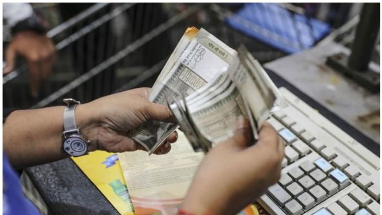 Bank Employees : ബാങ്ക് ജീവനക്കാരുടെ ജോലിഭാരം ലഘൂകരിക്കണം; ചീഫ് സെക്രട്ടറിയോട് മനുഷ്യാവകാശ കമ്മീഷൻ