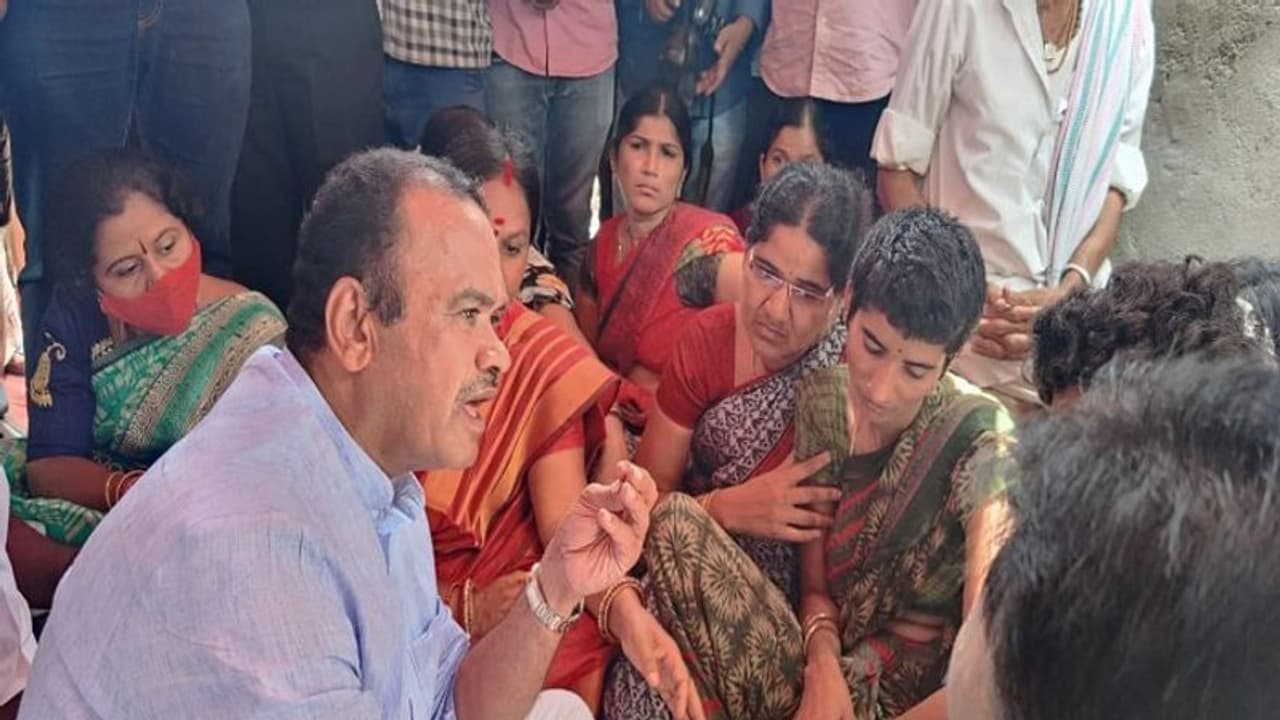 సైదాబాద్ హత్యాచారం కేసు : చైత్ర కుటుంబానికి ఎంపీ కోమటిరెడ్డి భరోసా, ఆర్థిక సాయం... సైదాబాద్ హత్యాచారం కేసు : చైత్ర కుటుంబానికి ఎంపీ కోమటిరెడ్డి భరోసా, ఆర్థిక సాయం...