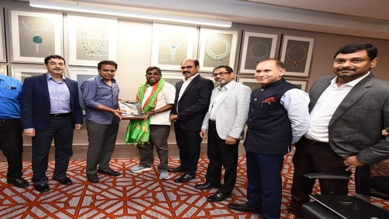 తెలంగాణ రాష్ట్రానికి మరో భారీ పెట్టుబడి.. రూ. 750 కోట్లతో ముందుకు వచ్చిన మలబార్ గ్రూప్... (వీడియో) తెలంగాణ రాష్ట్రానికి మరో భారీ పెట్టుబడి.. రూ. 750 కోట్లతో ముందుకు వచ్చిన మలబార్ గ్రూప్... (వీడియో)