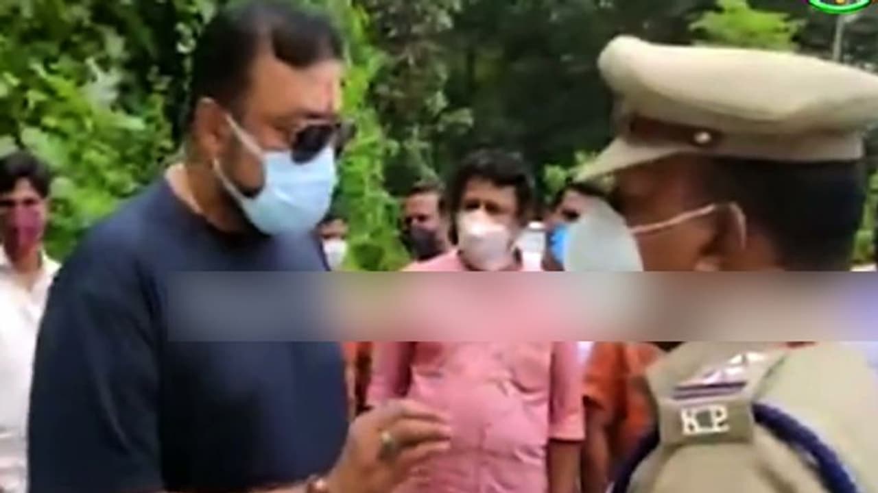 'നിർബന്ധിച്ച് സല്യൂട്ട് അടിപ്പിച്ചു', അപമാനിക്കാൻ വേണ്ടിയെന്ന് കെഎസ്യു, സുരേഷ് ഗോപിക്കെതിരെ ഡിജിപിക്ക് പരാതി