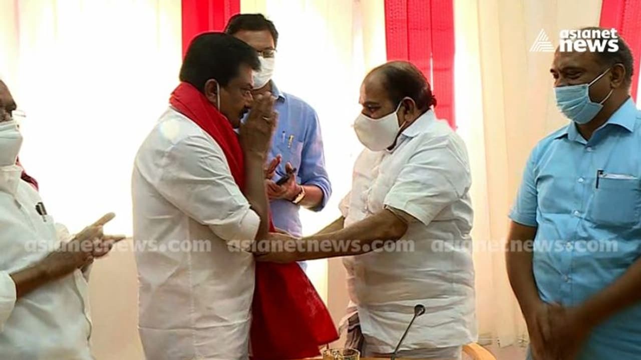 കോൺഗ്രസിൽ വീണ്ടും രാജി, കെപിസിസി ജനറൽ സെക്രട്ടറി ജി രതികുമാർ രാജിവച്ചു, സിപിഎമ്മിൽ ചേർന്നു കോൺഗ്രസിൽ വീണ്ടും രാജി, കെപിസിസി ജനറൽ സെക്രട്ടറി ജി രതികുമാർ രാജിവച്ചു, സിപിഎമ്മിൽ ചേർന്നു