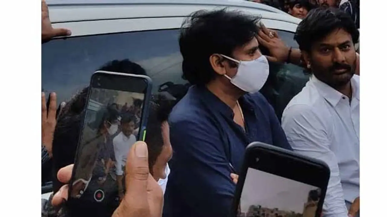 న్యాయం జరిగే వరకు అండగా ఉంటాం: సైదాబాద్ బాలిక ఫ్యామిలీకి పవన్ పరామర్శ న్యాయం జరిగే వరకు అండగా ఉంటాం: సైదాబాద్ బాలిక ఫ్యామిలీకి పవన్ పరామర్శ