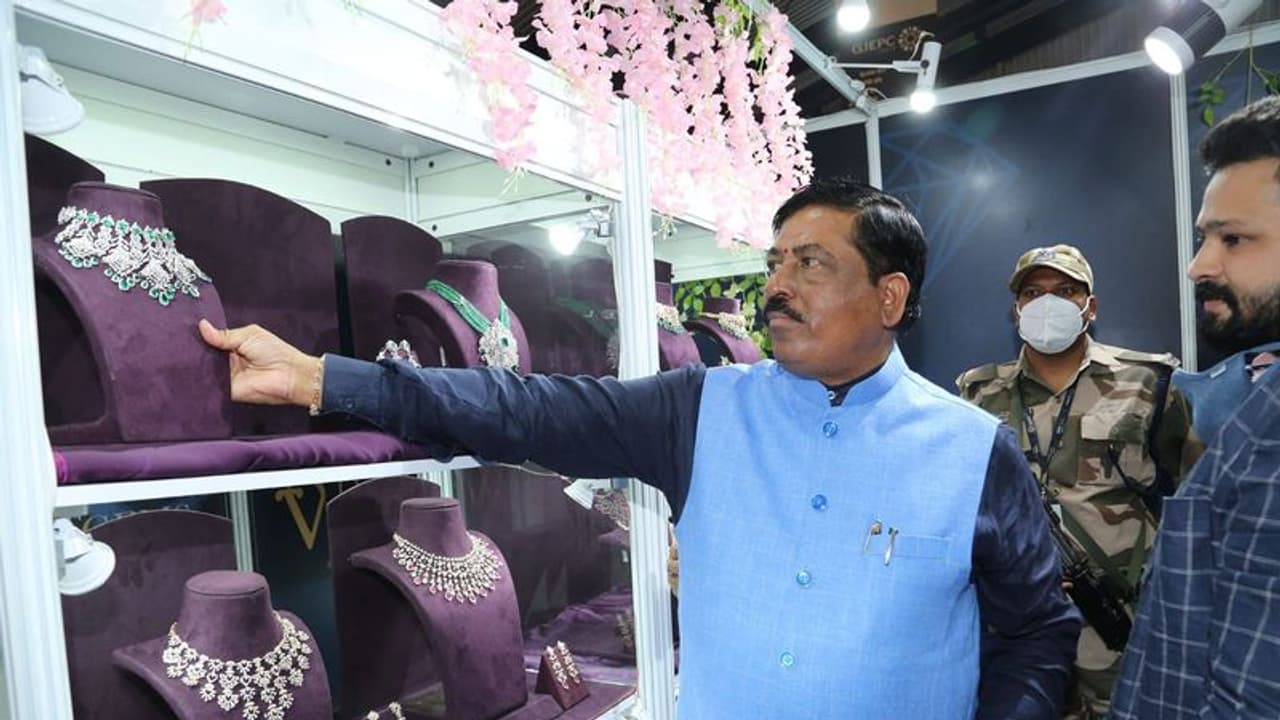 ಆಭರಣ ವಲಯದಲ್ಲಿ ಬಂಡವಾಳ ಹೂಡುವವರಿಗೆ ರಿಯಾಯ್ತಿ ಘೋಷಿಸಿದ ಸಚಿವ ನಿರಾಣಿ ಆಭರಣ ವಲಯದಲ್ಲಿ ಬಂಡವಾಳ ಹೂಡುವವರಿಗೆ ರಿಯಾಯ್ತಿ ಘೋಷಿಸಿದ ಸಚಿವ ನಿರಾಣಿ