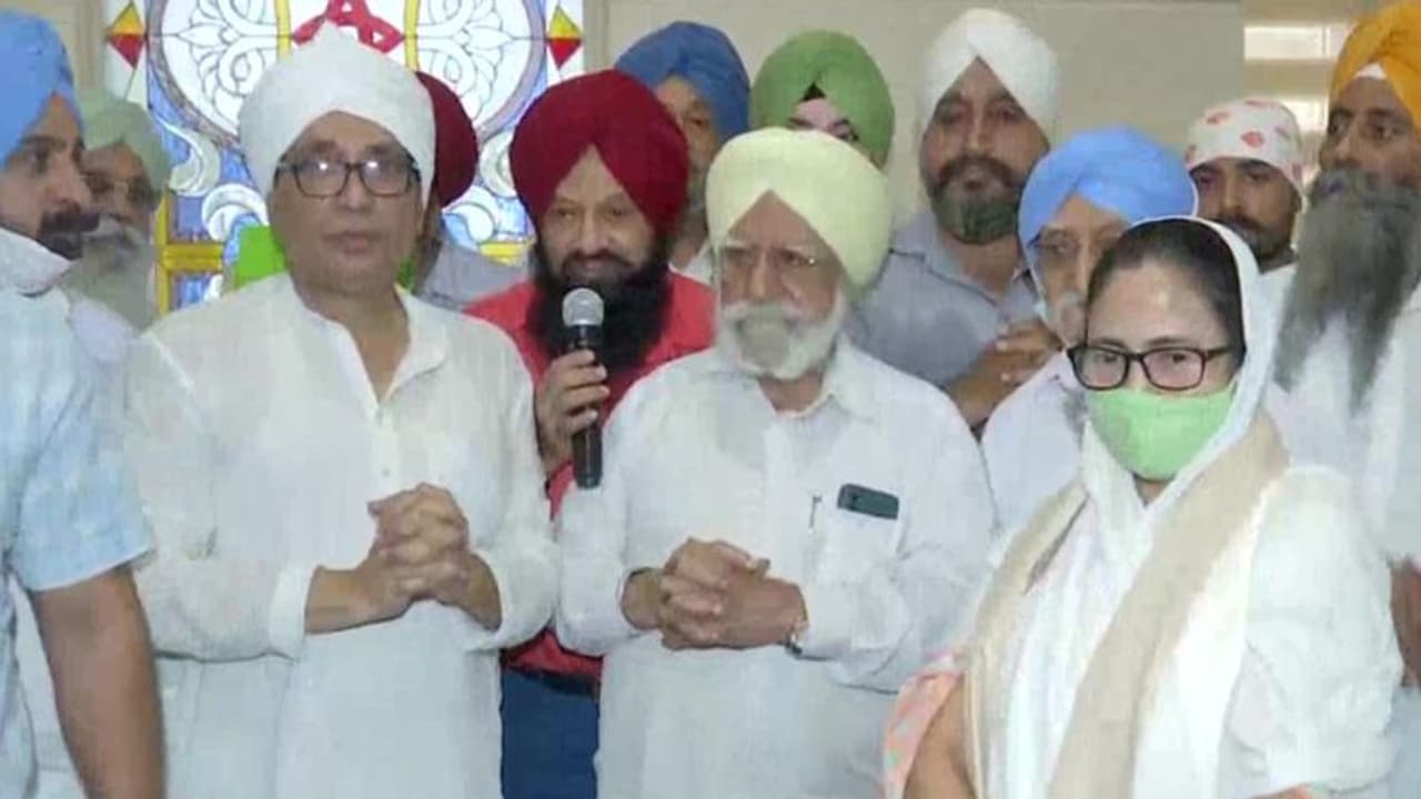 ভবানীপুরের গুরুদ্বারে জনসংযোগে ‘ঘরের মেয়ে’, কৃষকদের আন্দোলনে পাশে থাকার আশ্বাস মমতার ভবানীপুরের গুরুদ্বারে জনসংযোগে ‘ঘরের মেয়ে’, কৃষকদের আন্দোলনে পাশে থাকার আশ্বাস মমতার