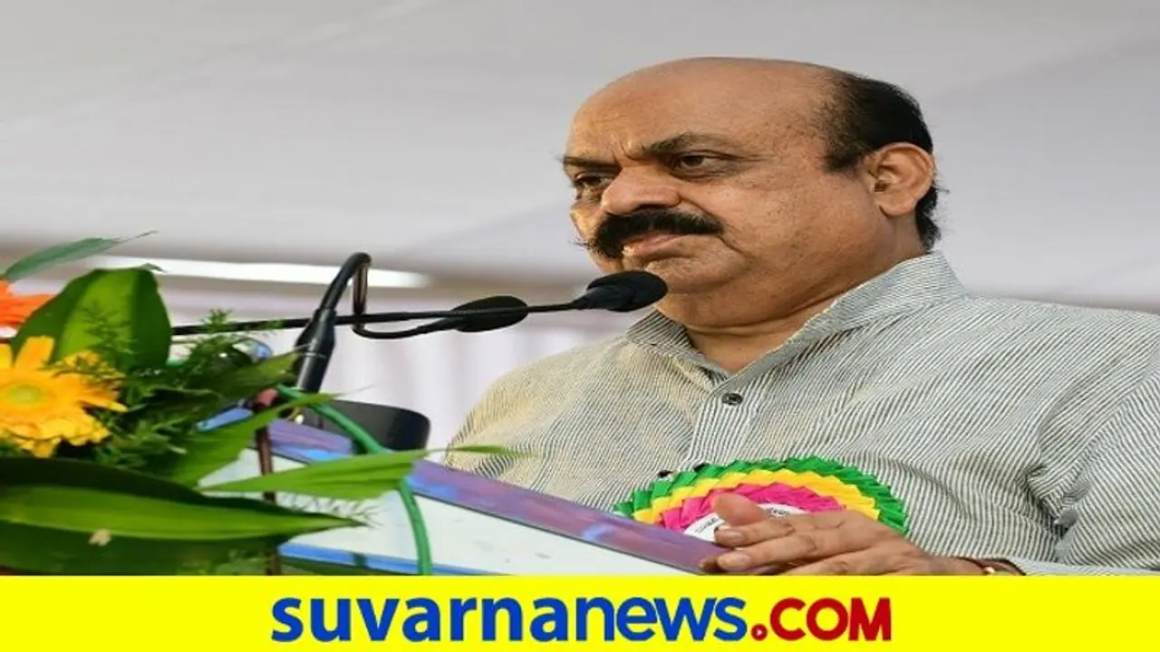 ಕುರ್ಚಿಯಲ್ಲಿ ಕೂರಲು ನಿರಾಕರಿಸಿ ನಿಂತೇ ಸನ್ಮಾನ ಸ್ವೀಕರಿಸಿದ ಸಿಎಂ