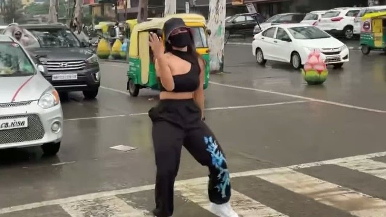 വണ്ടികള് കാത്തുനില്ക്കെ, സീബ്രാ ക്രോസിംഗില് യുവതിയുടെ നൃത്തം; വൈറലാവും മുമ്പേ പണികിട്ടി വണ്ടികള് കാത്തുനില്ക്കെ, സീബ്രാ ക്രോസിംഗില് യുവതിയുടെ നൃത്തം; വൈറലാവും മുമ്പേ പണികിട്ടി