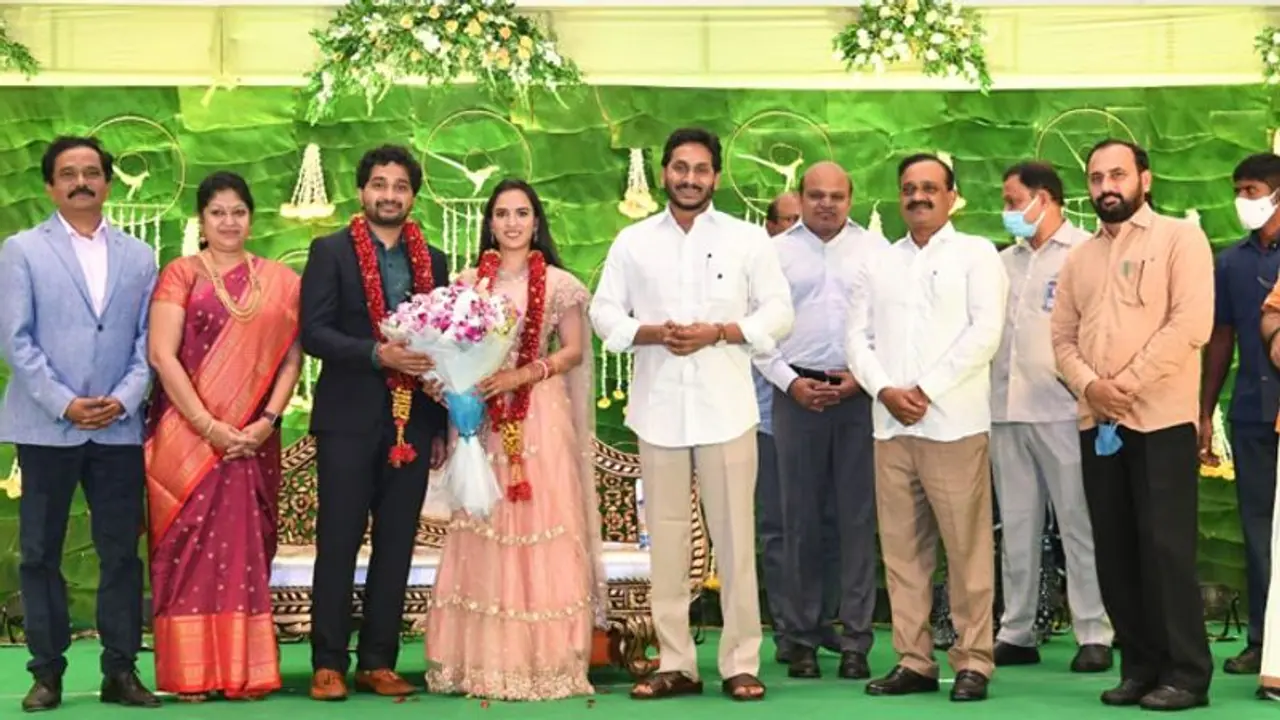 కొత్త దంపతులను ఆశీర్వదించిన సీఎం జగన్ (వీడియో) కొత్త దంపతులను ఆశీర్వదించిన సీఎం జగన్ (వీడియో)