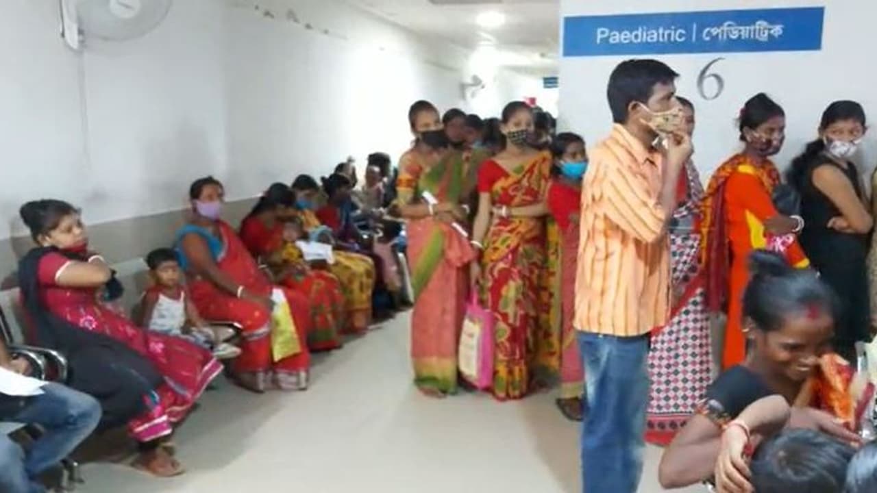 অজানা জ্বরের থাবা বালুরঘাটে, হাসপাতালগুলির বহির্বিভাগে সন্তানকে সঙ্গে নিয়ে ভিড় অভিভাবকদের অজানা জ্বরের থাবা বালুরঘাটে, হাসপাতালগুলির বহির্বিভাগে সন্তানকে সঙ্গে নিয়ে ভিড় অভিভাবকদের