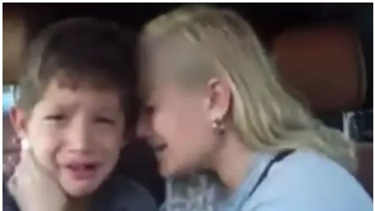 തമ്പ്നെയിലിനുവേണ്ടി മകനോട് കരഞ്ഞ് അഭിനയിക്കാൻ അമ്മ; വൈറലായി വീഡിയോ; വിമർശനം