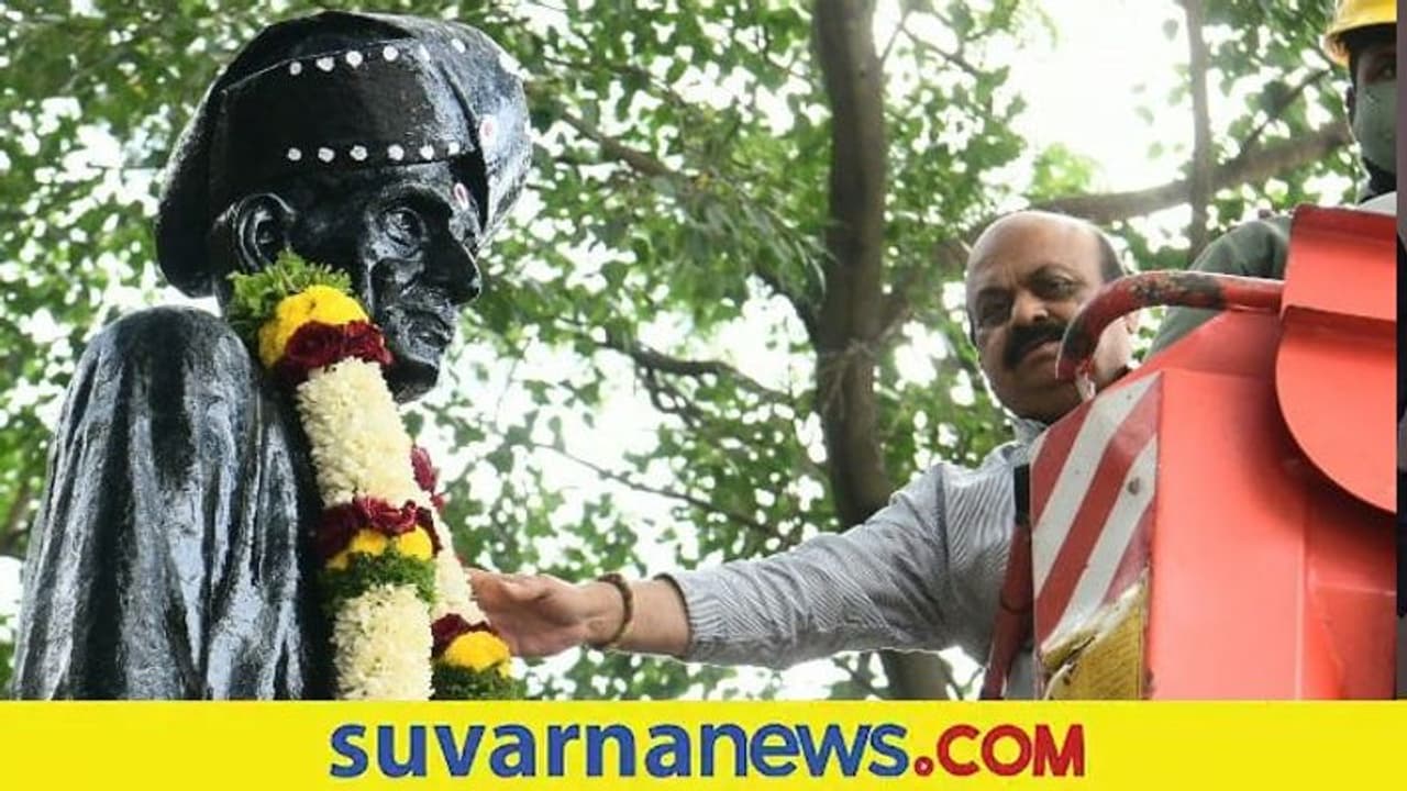 ಬೆಸ್ಕಾಂ ನೌಕರನಿಂದ ಸರ್ಎಂವಿ ಪ್ರತಿಮೆಗೆ ಹಾರ ಹಾಕಿಸಿದ ಸಿಎಂ! ಬೆಸ್ಕಾಂ ನೌಕರನಿಂದ ಸರ್ಎಂವಿ ಪ್ರತಿಮೆಗೆ ಹಾರ ಹಾಕಿಸಿದ ಸಿಎಂ!