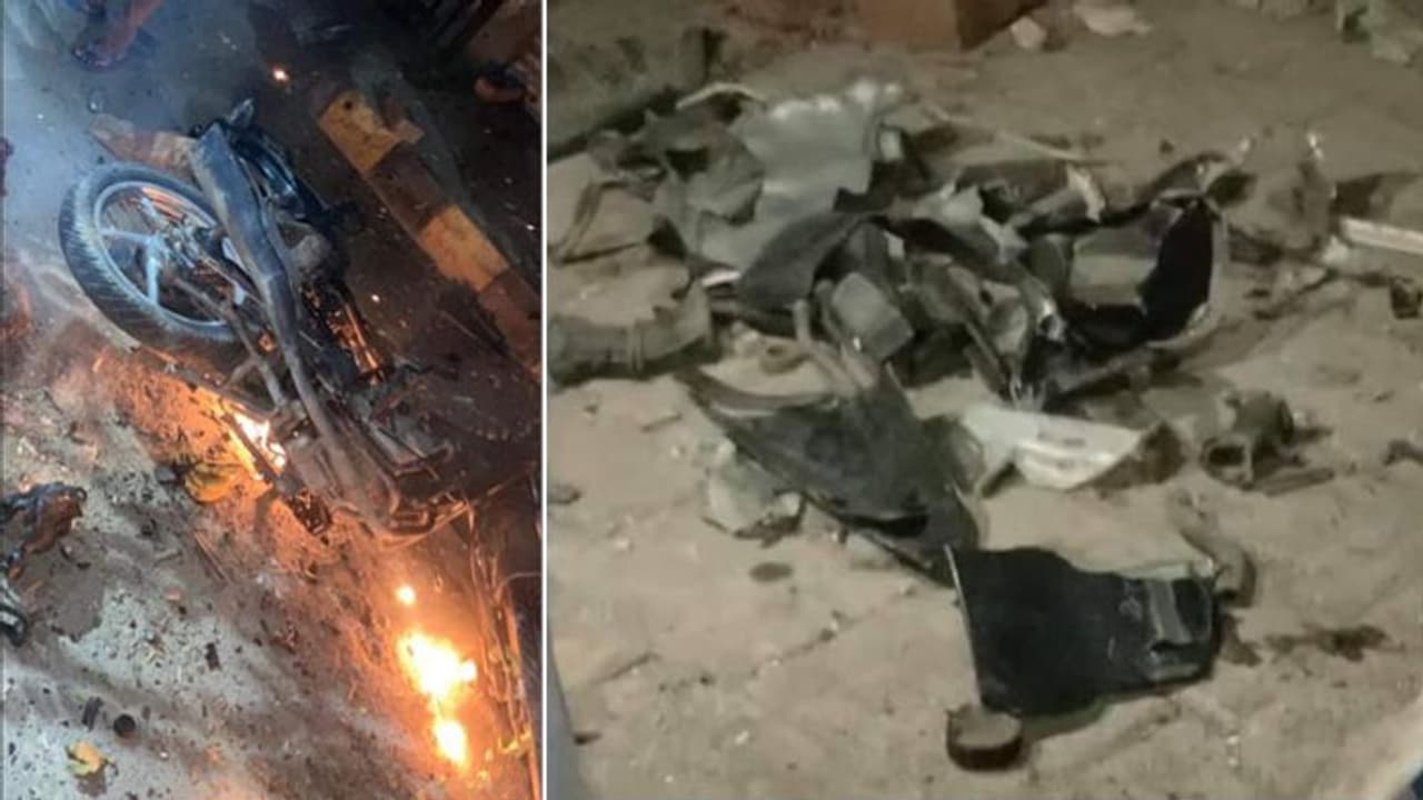 Shocking Accident: चलती बाइक के पेट्रोल टैंक में जबर्दस्त ब्लास्ट होने से युवक के चीथड़े उड़े Shocking Accident: चलती बाइक के पेट्रोल टैंक में जबर्दस्त ब्लास्ट होने से युवक के चीथड़े उड़े