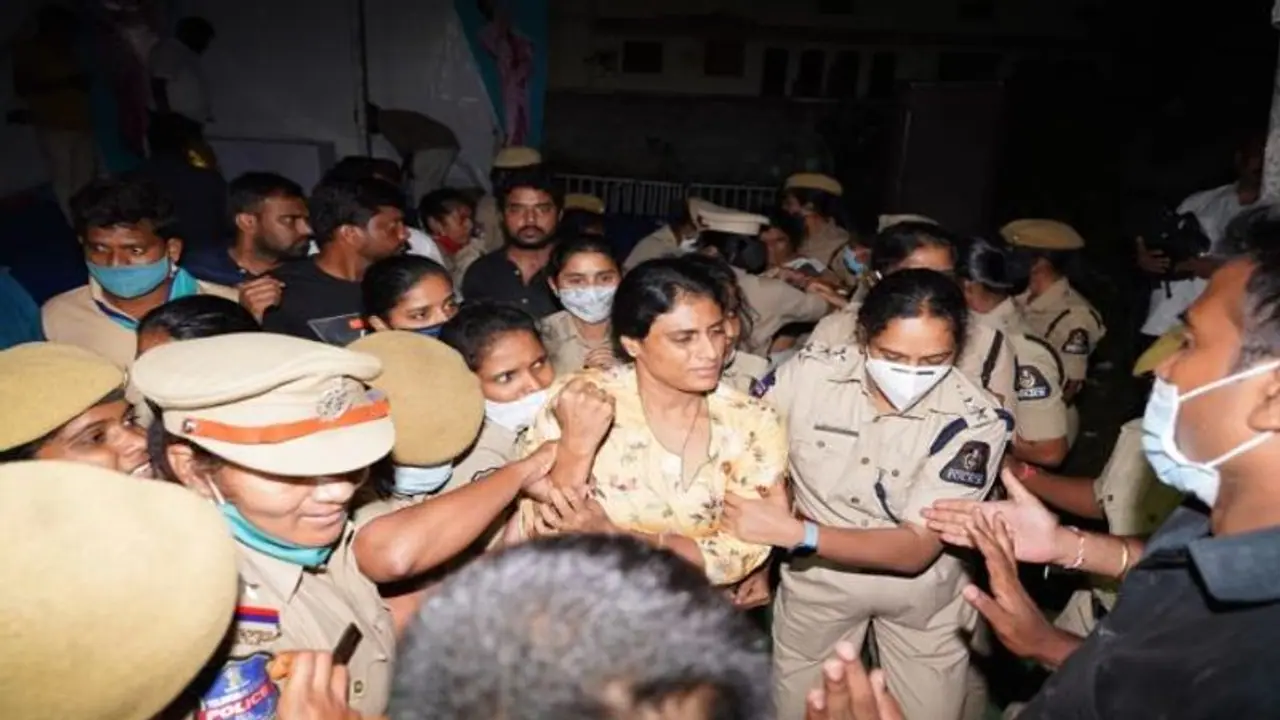 వైఎస్ షర్మిల అరెస్టు: అడ్డుకోబోయిన కార్యకర్తలు, తోపులాట, తీవ్ర ఉద్రిక్తత వైఎస్ షర్మిల అరెస్టు: అడ్డుకోబోయిన కార్యకర్తలు, తోపులాట, తీవ్ర ఉద్రిక్తత