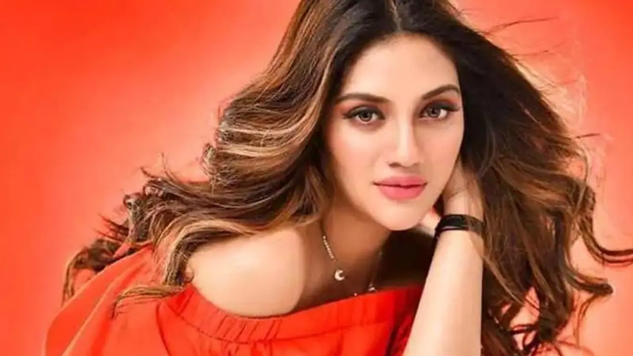 হাতে পদ্ম, পায়ে আলতা, খোলা চুলে লাল পাড় সাদা শাড়িতে নুসরতকে দেখেই রেগে আগুন ভক্তরা হাতে পদ্ম, পায়ে আলতা, খোলা চুলে লাল পাড় সাদা শাড়িতে নুসরতকে দেখেই রেগে আগুন ভক্তরা