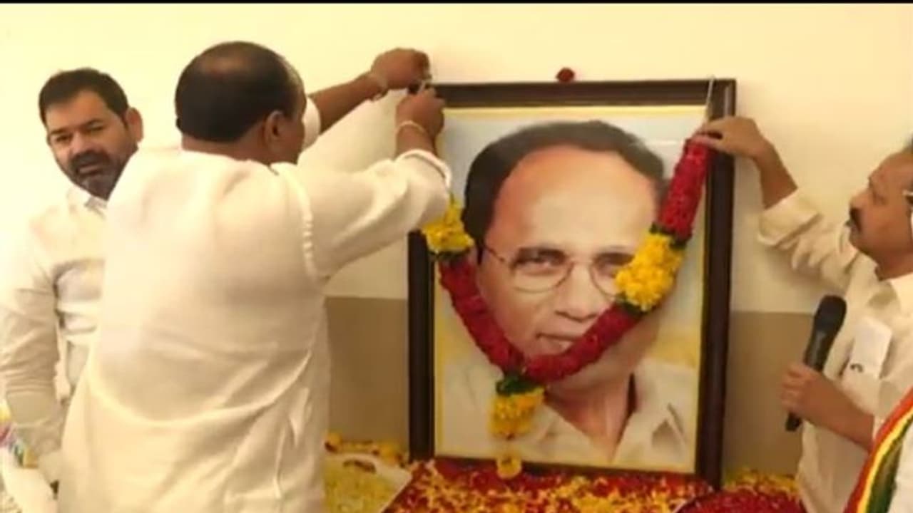 మాజీ స్పీకర్ కోడెల ద్వితీయ వర్ధంతి... నివాళి అర్పించిన అచ్చెన్నాయుడు మాజీ స్పీకర్ కోడెల ద్వితీయ వర్ధంతి... నివాళి అర్పించిన అచ్చెన్నాయుడు